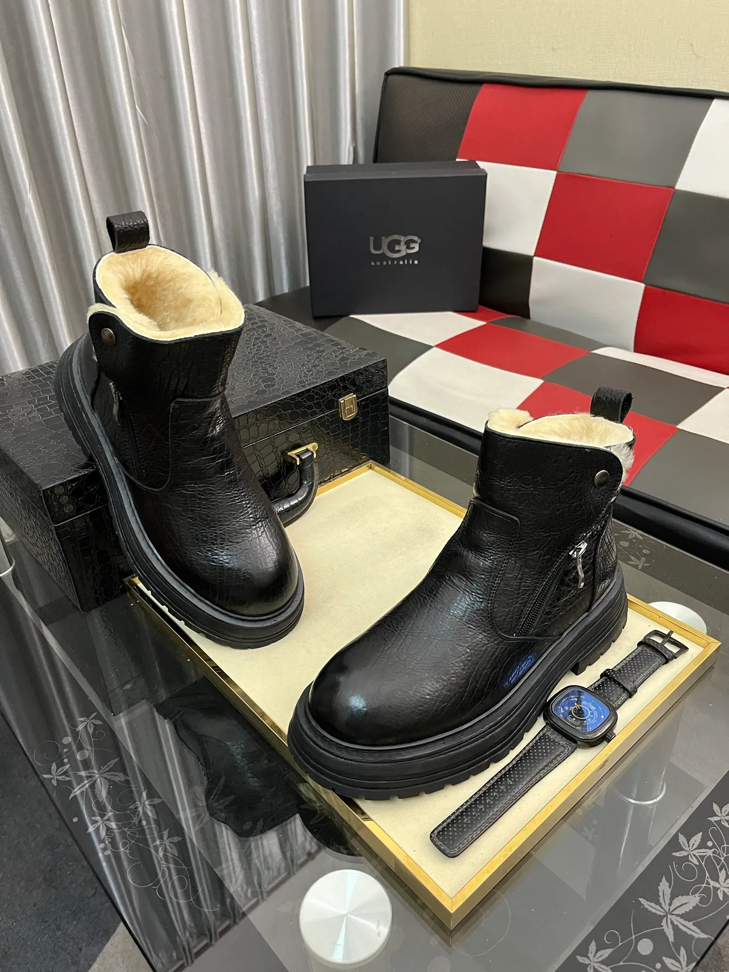 Ex-factory price: 680⌚️⌚️Thick wool imported from Australia Brand: UGG genuine purchasing agent Size: 39-44 (45 customized) Grade: Official website 1:1 Material: First layer of genuine leather waterproof and antifreeze upper Real wool lining Original non-slip and wear-resistant outsole Style category: Men's casual shoes Trendy style Comfortable on the feet Color: Official website color synchronization
